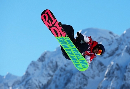 Snowboarder Billy Morgan springt